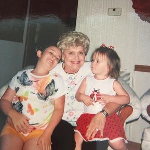 Meet your Posher, Lora